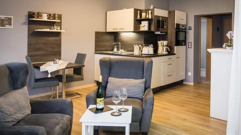 Kitchen or kitchenette, Seating area