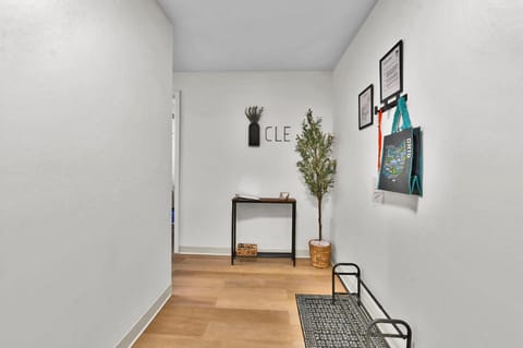 Stay in Cleveland mins to Cleveland Clinic, Hospitals, Museum, Universities & Downtown Apartment in Cleveland Heights