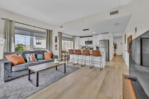 Communal lounge/ TV room, TV and multimedia, Kitchen or kitchenette, Seating area, Evening entertainment