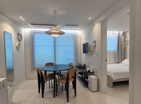 Bed, Living room, Photo of the whole room, Seating area, Dining area, air conditioner