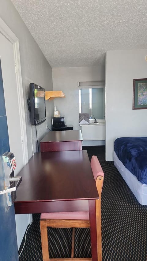 Queen Bed Hotel Room 132 Apartment in Amarillo