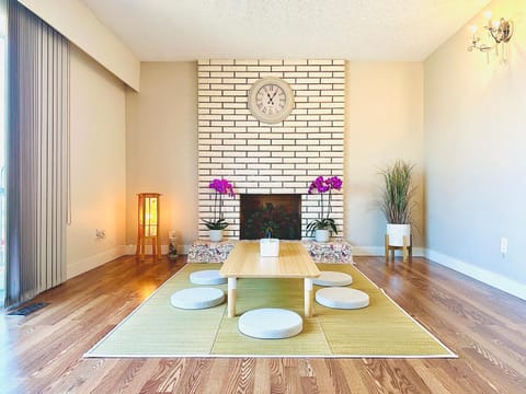 4BR 2BA Downtown-View Cozy House with Parking, Pet-Free Bed and Breakfast in Vancouver