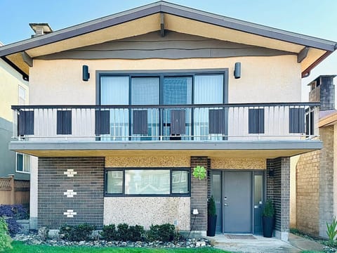 4BR 2BA Downtown-View Cozy House with Parking, Pet-Free Bed and Breakfast in Vancouver