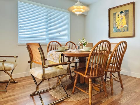 4BR 2BA Downtown-View Cozy House with Parking, Pet-Free Bed and Breakfast in Vancouver