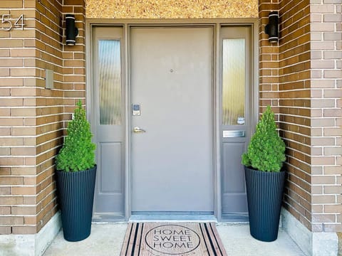 4BR 2BA Downtown-View Cozy House with Parking, Pet-Free Bed and Breakfast in Vancouver