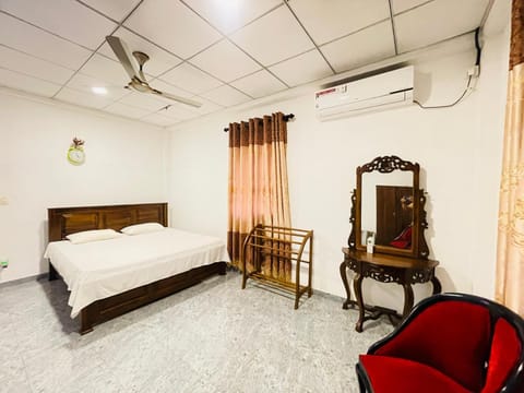 Bed, Photo of the whole room, Seating area, Bedroom, air conditioner