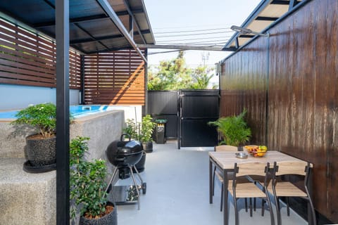 Patio, Day, BBQ facilities, Balcony/Terrace, Seating area, Dining area
