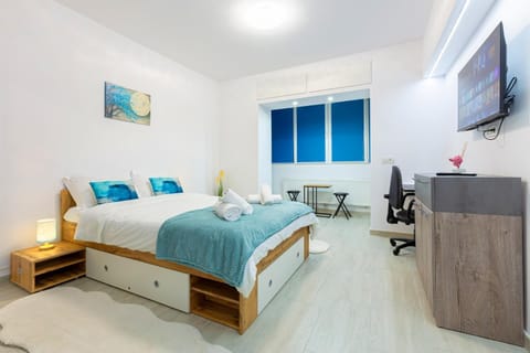 Bed, TV and multimedia, Photo of the whole room, Evening entertainment, Bedroom
