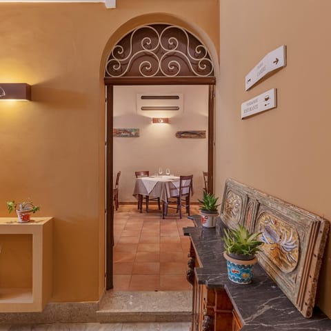 Restaurant/places to eat, Dining area