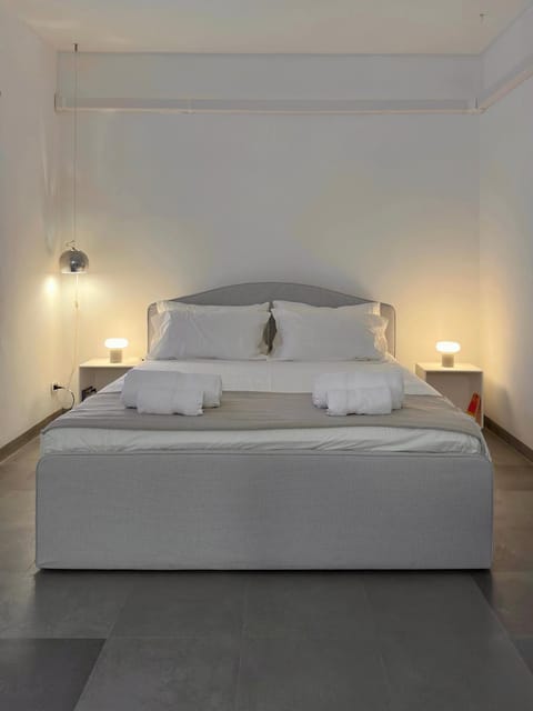 Bed, towels