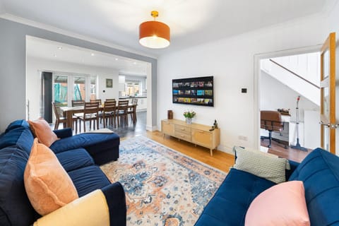 TV and multimedia, Living room, Seating area, Dining area