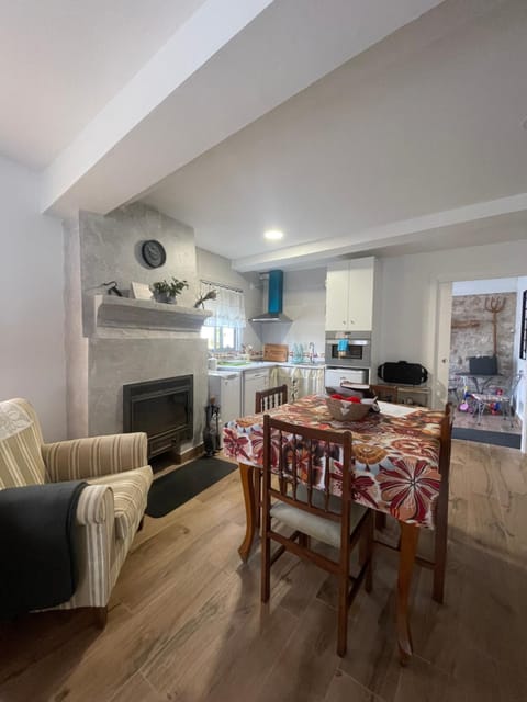 Kitchen or kitchenette, Living room, Seating area, Dining area, minibar, oven, pet friendly, stove