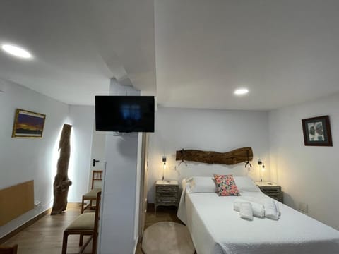 Bed, TV and multimedia, Photo of the whole room, Bedroom