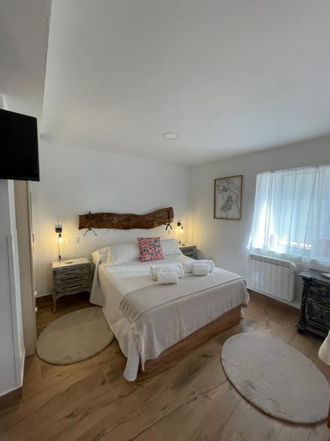 Bed, TV and multimedia, Photo of the whole room, Bedroom, towels