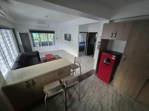 Kitchen or kitchenette, Living room, Seating area, Dining area