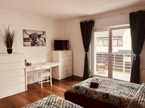Bed, TV and multimedia, Photo of the whole room, Bedroom