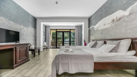 Bed, TV and multimedia, Bedroom