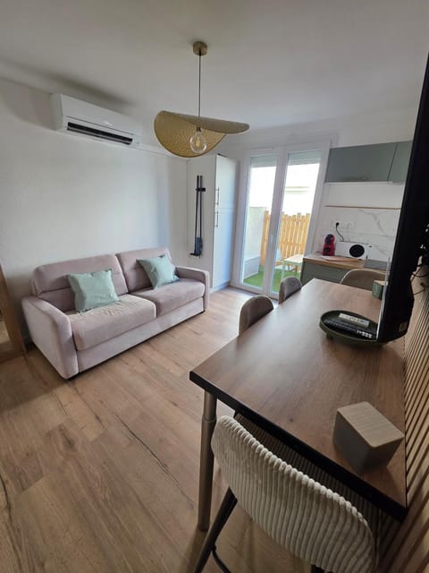 Living room, Seating area, Dining area, air conditioner