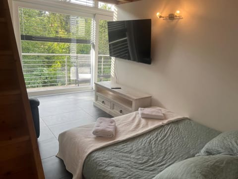 Bed, TV and multimedia, Photo of the whole room, Bedroom, towels