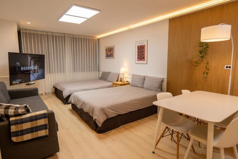 Communal lounge/ TV room, Bed, View (from property/room), Living room, Evening entertainment, Bedroom, City view, Mountain view, Street view