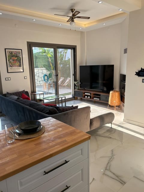 Communal lounge/ TV room, TV and multimedia, Kitchen or kitchenette, Living room, Seating area, Dining area, Evening entertainment