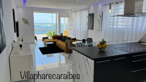 Property building, Kitchen or kitchenette, Living room, Seating area, Dining area