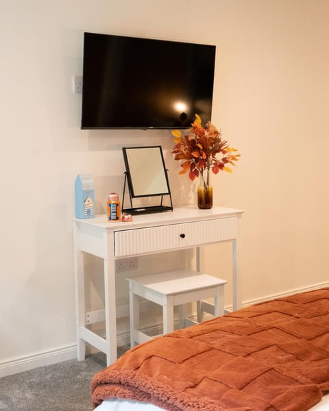 Bed, TV and multimedia, Bedroom