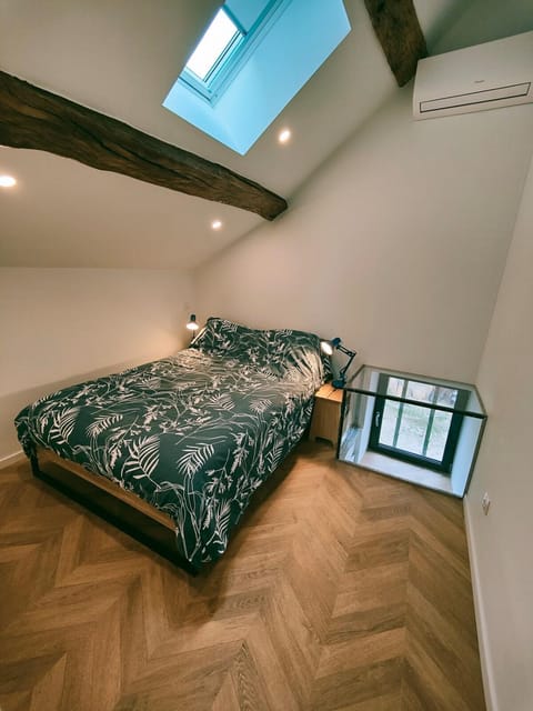 Bed, Photo of the whole room, Bedroom