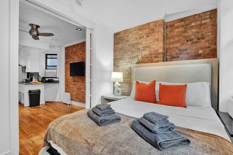 Bed, TV and multimedia, Photo of the whole room, Bedroom, hair dresser, towels