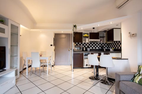 Kitchen or kitchenette, Living room, Seating area, Dining area