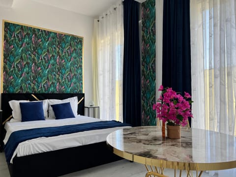 Bed, Photo of the whole room, Seating area, Bedroom