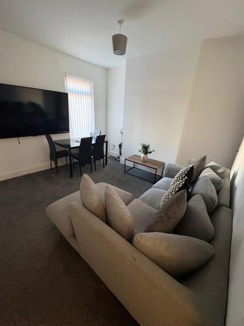 Spacious 3-Bedroom Apartment with Modern Comforts Apartment in Widnes