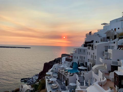 ArmonOia Caves House in Oia