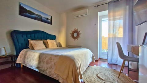Bed, TV and multimedia, Photo of the whole room, Bedroom, air conditioner