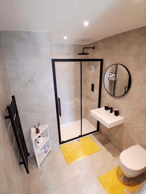 Shower, Toilet, Bathroom, towels