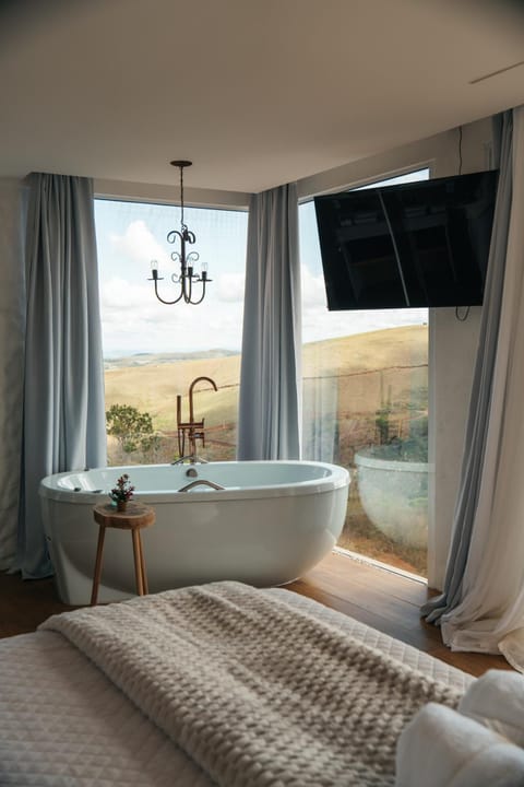 Bed, Natural landscape, Hot Tub, TV and multimedia, Photo of the whole room, Bedroom, Bath, towels