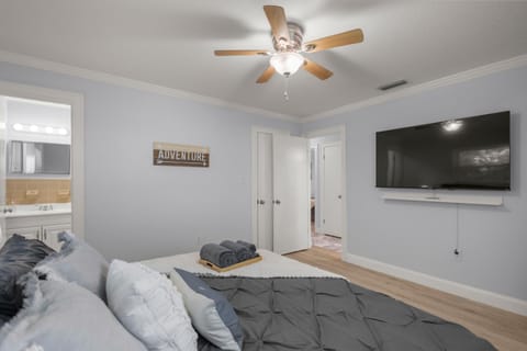 Bed, TV and multimedia, Photo of the whole room, Evening entertainment, Bedroom