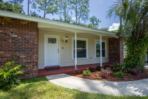 Property building, Facade/entrance, Day
