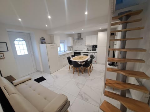 TV and multimedia, Coffee/tea facilities, Kitchen or kitchenette, Living room, Decorative detail, Seating area, Dining area, dishwasher, flat iron, internet, pet friendly, storage, stove, towels, washing machine