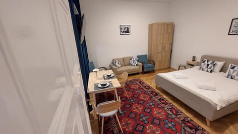 Bed, Seating area