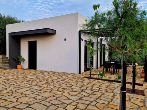 Property building, Patio, Facade/entrance