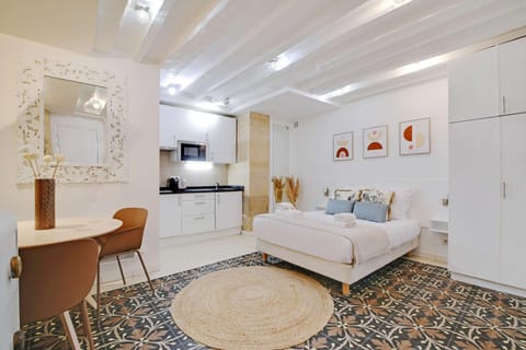 Bed, Kitchen or kitchenette, Living room, Photo of the whole room, Seating area, Dining area, Bedroom, stove