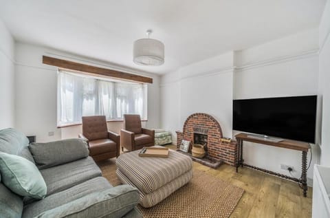 Communal lounge/ TV room, TV and multimedia, Living room, Seating area, Evening entertainment