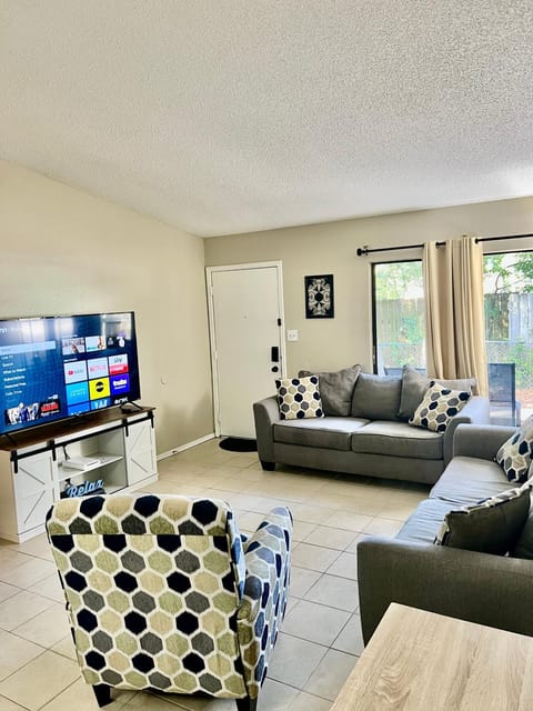 TV and multimedia, Living room, Seating area, Evening entertainment