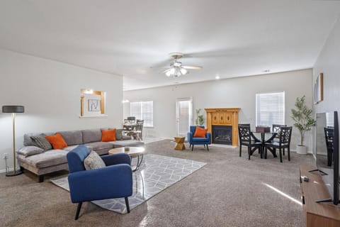 Spacious 6 bed Bentonville House, Sleeps 12, Smart TVs, Wi-Fi House in Rogers