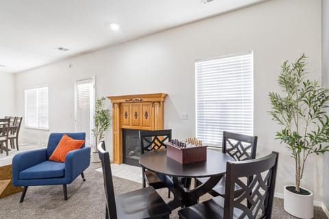 Spacious 6 bed Bentonville House, Sleeps 12, Smart TVs, Wi-Fi House in Rogers