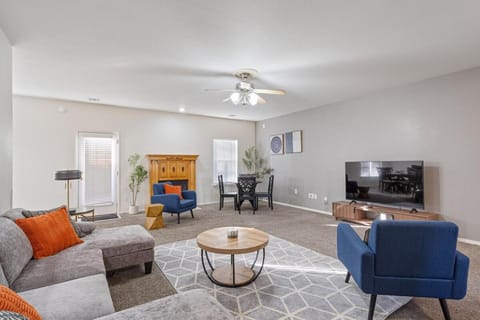 Spacious 6 bed Bentonville House, Sleeps 12, Smart TVs, Wi-Fi House in Rogers