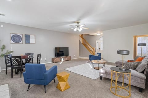 Spacious 6 bed Bentonville House, Sleeps 12, Smart TVs, Wi-Fi House in Rogers