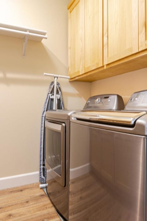 Beautiful Lake Views with Hot Tub and Space for Family House in Oakhurst