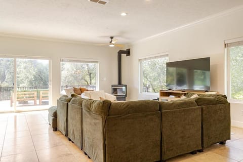 Beautiful Lake Views with Hot Tub and Space for Family House in Oakhurst